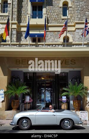 Francia, Alpes Maritimes, Antibes Juan-les-Pins, raccolta CABRIO Porsche Speedster 356 nella parte anteriore della Belle Rives hotel Foto Stock