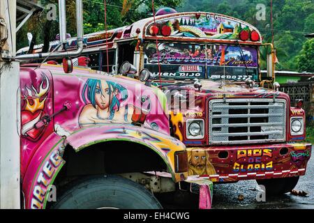 Panama, provincia del colon, Portobelo, classificato come patrimonio mondiale dall' UNESCO, tipico autobus decorati parcheggio Foto Stock