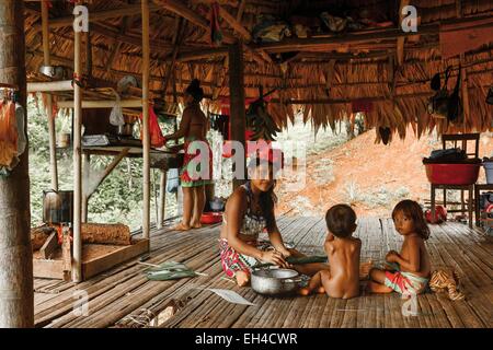 Panama, provincia di Darien, Parco Nazionale del Darién, classificato come patrimonio mondiale dall UNESCO, Embera comunità indigena, ritratto di un Embera famiglia indigena nella loro casa Foto Stock