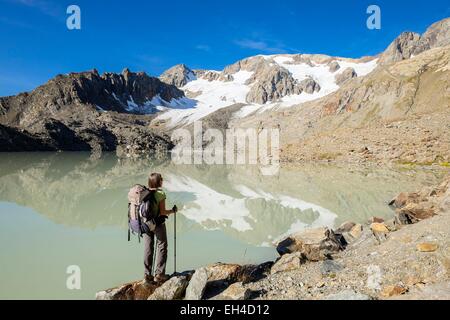 Francia, Isere, Parco Nazionale degli Ecrins (Parco nazionale degli Ecrins), Grandes Rousses massiccio in Oisans regione, escursioni al lago Quirlies, Quirlies ghiacciaio in background Foto Stock