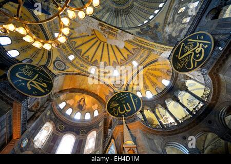 Turchia, Istanbul, centro storico sono classificati come patrimonio mondiale dall' UNESCO, il quartiere di Sultanahmet, interni di Aya Sofia (Hagia Sophia) un ex basilica (chiesa) e moschea Foto Stock