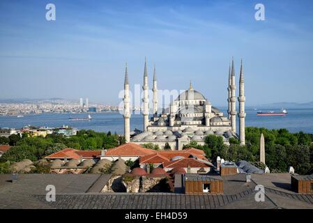 Turchia, Istanbul, centro storico sono classificati come patrimonio mondiale dall' UNESCO, il quartiere di Sultanahmet. La Moschea Blu (Sultanahmet Camii) e di petroliere sul Bosforo Foto Stock