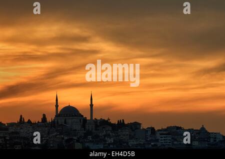 Turchia, Istanbul, centro storico sono classificati come patrimonio mondiale dall' UNESCO, quartiere Eminonu, silhouette di una moschea e la città al tramonto Foto Stock