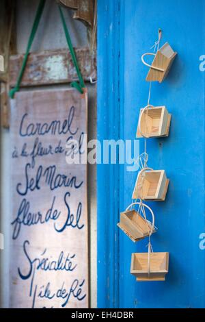 Francia, Charente Maritime, Ile de Re, Saint Martin de Re, particolare della vetrina di un negozio di souvenir e prodotti regionali shop Foto Stock