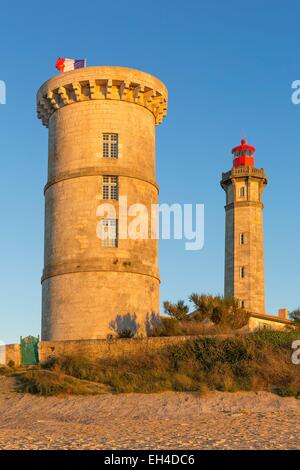 Francia, Charente Maritime, Ile de Re, San Clemente des Baleines, il faro e il XVII secolo le balene' torre (Tour des Baleines) Foto Stock