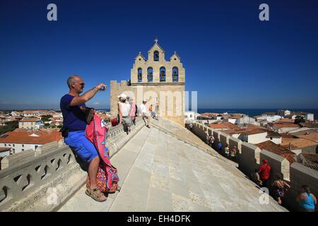 Francia, Bouches du Rhone, Saintes Maries de la Mer, riserva naturale regionale della Camargue, turistica prendendo le foto dalla parte superiore di Saintes Maries de la Mer chiesa Foto Stock