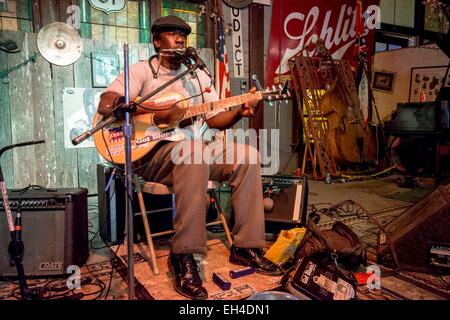 Stati Uniti, Mississippi, Clarksdale, guest house Hopson situato in una ex piantagione di cotone, blusman Terry Harmonica Bean Foto Stock