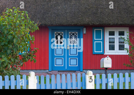 Decorate porta di ingresso di un idilliaco cottage con il tetto di paglia alla Nato auf dem Darß / Darss, Fischland-Darss-Zingst, Germania Foto Stock