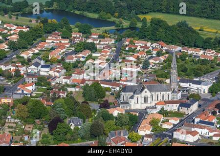 Francia, Maine et Loire, Villedieu la Blouere, il villaggio (vista aerea) Foto Stock