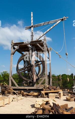 Francia, Yonne, La Puisaye, Treigny, Chateau de Guedelon, sito in costruzione di un castello medievale, la gabbia di scoiattolo sulla sommità della torre Foto Stock