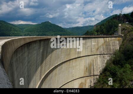 La Romania, Valacchia, Muntenia, Arges County, lago Vidraru Dam nei Carpazi Meridionali lungo la strada Transfagarasan Foto Stock