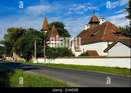 La Romania, Transilvania, Cincsor, la scuola del villaggio e la duecentesca chiesa fortificata in background Foto Stock