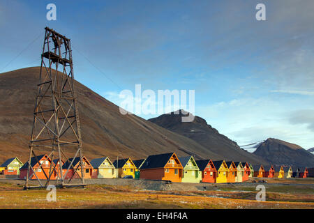 Funivia da abbandonata miniera di carbone e colorate case di legno nell'insediamento Longyearbyen in estate, Svalbard, Norvegia Foto Stock