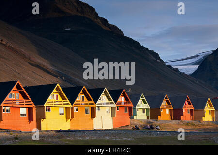 Colorate case di legno nell'insediamento Longyearbyen in estate, Svalbard, Norvegia Foto Stock