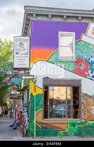 Canada, Provincia di Quebec, Montreal, quartiere di Plateau Mont-Royal, Duluth Street, portoghese caffè e ristorante Chez Jose e il murale Foto Stock