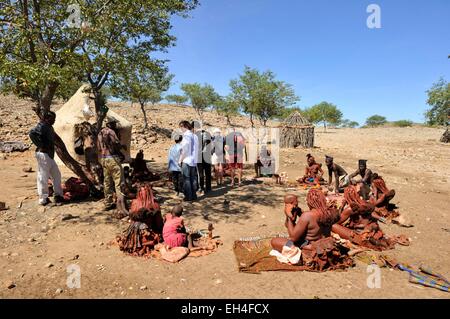 La Namibia, il Kaokoland o Kaokoveld, villaggio Himba, mercato Foto Stock