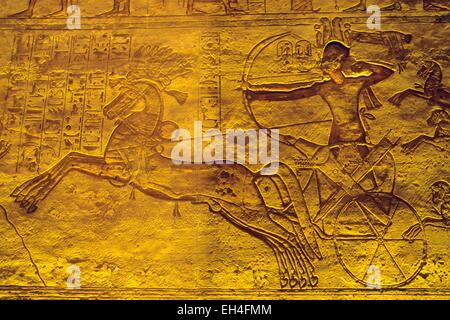 L'Egitto, l'Alto Egitto e la Nubia, Abu Simbel, sito elencato come patrimonio mondiale dall' UNESCO, Ramesse II, Tempio di Ramesses II nel suo carrello durante la Battaglia di Kadesh (anche Qadesh) ha avuto luogo tra le forze dell'Impero Egiziano e l'Hittita Impero nel 1274 ANNUNCIO Foto Stock