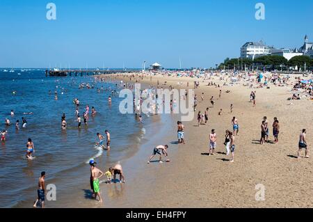 Francia, Gironde, Arcachon, la folla in costume da bagno in acqua e in spiaggia Foto Stock