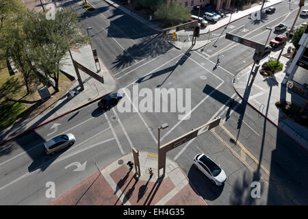 Guardando verso il basso su un incrocio, Tucson, Arizona Foto Stock