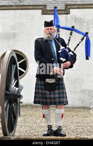 Regno Unito, Scozia, Pitlochry, Blair Castle, castello, cornamuse piper in costume tradizionale Foto Stock