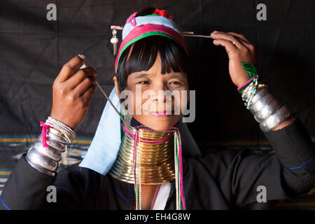 Myanmar, membro del popolo Kayan che allunga il collo con anelli di ottone; Inle Lake, Myanmar (Birmania), Asia Foto Stock