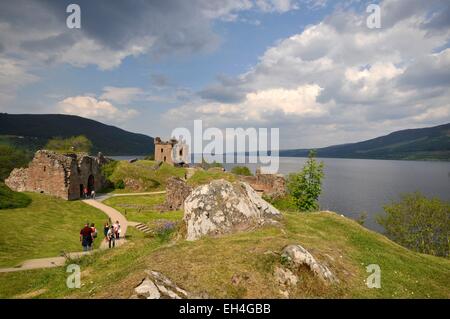 Regno Unito, Scozia, Drumnadrochit, Loch Ness e il castello Urquhart rovine Foto Stock