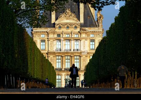 Francia, Parigi, la terrazza a bordo dell'acqua del Jardin des Tuileries e il Pavillon de Flore Foto Stock