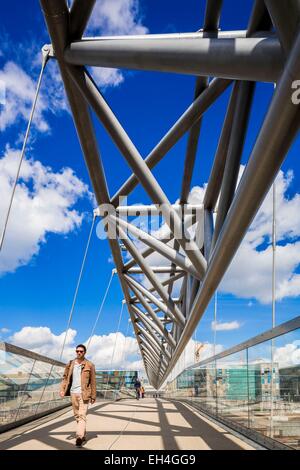 Norvegia, Oslo, Bj°rvika distretto, passerella oltre i binari ferroviari Foto Stock