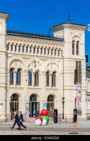 Norvegia, Oslo, Premio Nobel per la Pace Centro (2005) in una ex stazione ferroviaria (1872) presenta il Premio Nobel per la pace e il suo fondatore, Alfred Nobel Nobel Peace Center Foto Stock