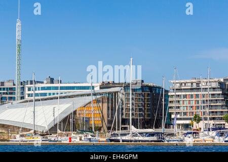 Norvegia, Oslo, Tjuvholmen, Astrup Fearnley Museo di Arte Contemporanea (Astrup Fearnley Museet), museo privato aperto nel 1993 e installato nel 2012 nella nuova sede progettata da Renzo Piano (sinistra) Foto Stock