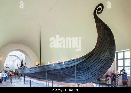 Norvegia, Oslo, Bygd°y, Museo della Nave Vichinga (Vikingskiphuset) inaugurato nel 1930, nave Oseberg risalente al 820 e scoperto in un tumulo in T°nsberg Foto Stock
