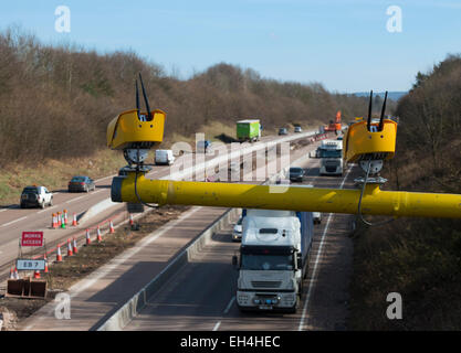 Lavori stradali e velocità temporanea le telecamere sulla M54 Autostrada vicino a Shifnal, Shropshire, Inghilterra. Foto Stock