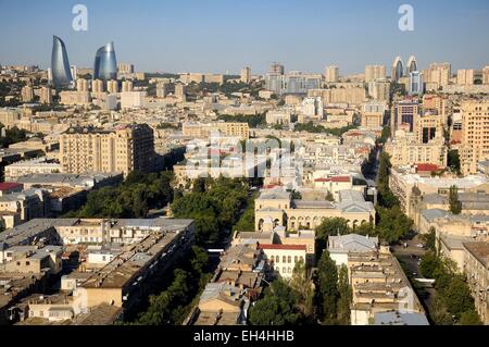 Azerbaigian, Baku, vista generale della città e le torri a fiamma Foto Stock