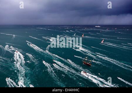 Francia, Ille et Vilaine, Costa Smeralda (Cote d'Emeraude), Saint Malo, barche a vela durante la fase iniziale della Route du Rhum 2014 Foto Stock