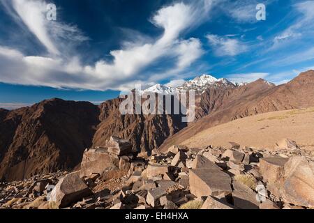 Il Marocco, Alto Atlante, Toubkal National Park, Tizi Ounrar Timaghka visto sul Toubkal (il picco più alto in Nord Africa, 4167 m) Foto Stock