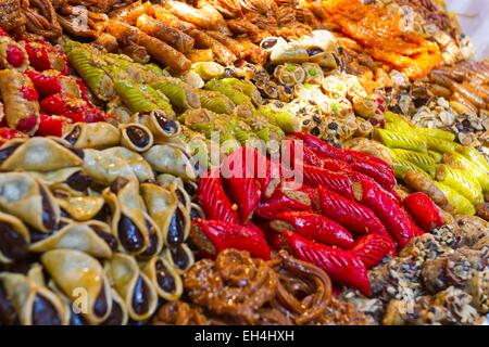 Il Marocco, Alto Atlante, Marrakech città imperiale, Medina elencati come patrimonio mondiale dall' UNESCO, pasticcerie nei souks Foto Stock