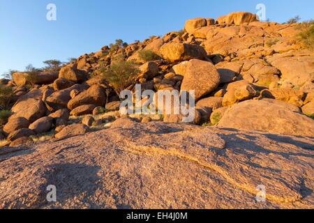 La Namibia, Kunene, regione di Damaraland, rocce intorno Twyfelfontein Foto Stock