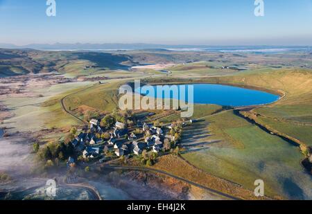 Francia, Puy de Dome, la Godivelle, Parc Naturel Regional des Volcans d'Auvergne (Parco Naturale Regionale dei Vulcani d'Alvernia), Cezallier, Lac d'en Haut, maar vulcanico lago (vista aerea) Foto Stock