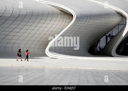 Azerbaigian, Baku, Heydar Aliyev centro culturale monumento futuristico progettato dall'architetto Zaha Hadid Foto Stock