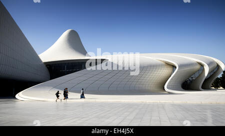 Azerbaigian, Baku, Heydar Aliyev centro culturale monumento futuristico progettato dall'architetto Zaha Hadid Foto Stock