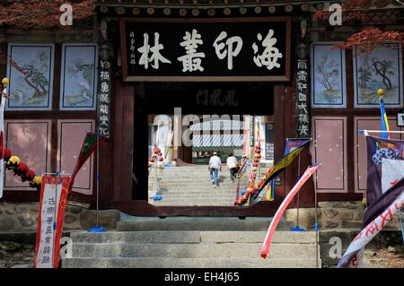 Corea del sud, sud Gyeongsang provincia (Gyeongsangnam-do), Gayasan, ingresso del tempio buddista di Tempio di Haeinsa con scrittura coreana, classificato come patrimonio mondiale dall' UNESCO Foto Stock