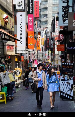 Corea del Sud, Seoul, via dello shopping nel centro della città nel quartiere a Myeongdong Foto Stock