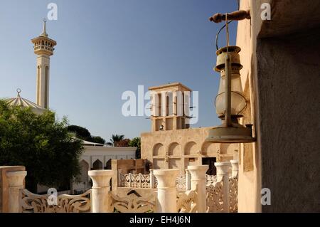 Emirati Arabi Uniti Dubai, Al Fahidi Storico Quartiere, casa tradizionale e minareto Foto Stock