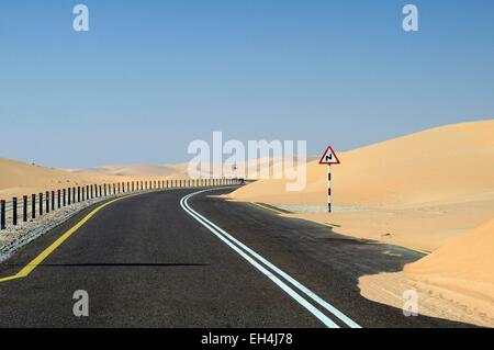 Emirati Arabi Uniti, Abu Dhabi Liwa Oasis, Moreeb Hill, Tal Mireb, strada attraverso le dune di sabbia del Rub Al Khali desert (Empty Quarter) Foto Stock