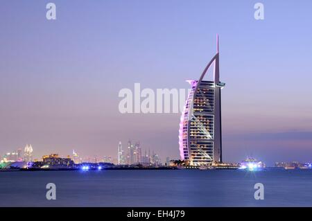 Emirati Arabi Uniti Dubai Jumeirah Beach Hotel di lusso e di Burj Al Arab Foto Stock