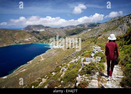 Grecia CICLADI Amorgos island, Donna che cammina sullo storico sentiero escursionistico che va dal Panagia Hozoviotissa monastero al villaggio di Aegiali, raggiungendo PotamosEmirats Arabes Unis Foto Stock