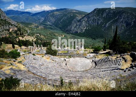 Grecia Grecia centrale, Sterea Ellada, Phocis, antica Delphi, elencato come patrimonio mondiale dall UNESCO, il teatro che si affaccia sul Tempio di Apollo Foto Stock