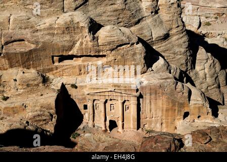 Giordania, Nabataean sito archeologico di Petra, elencato come patrimonio mondiale dall'UNESCO, la facciata del soldato romano della tomba scavata una roccia arenaria faccia Foto Stock