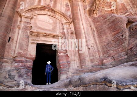 Giordania, Nabataean sito archeologico di Petra, elencato come patrimonio mondiale dall' UNESCO, donna all'ingresso del Rinascimento tomba scavata nella montagna Foto Stock