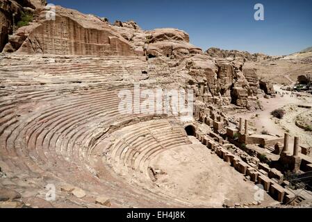 Giordania, Nabataean sito archeologico di Petra, elencato come patrimonio mondiale dall' UNESCO, teatro tagliato fuori dalla roccia costruito dal Nabataeans e ampliata dai Romani, con una capacità di 3000 a 8500 posti a sedere Foto Stock